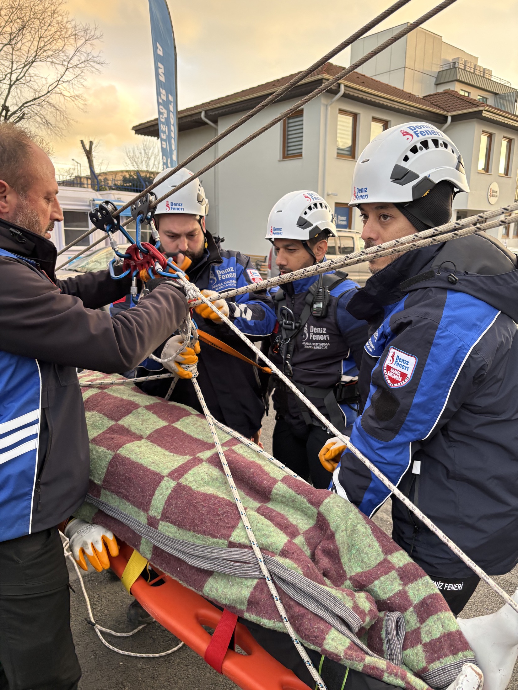 Emergency-response trainees practising a rope-rescue exercise in Türkiye